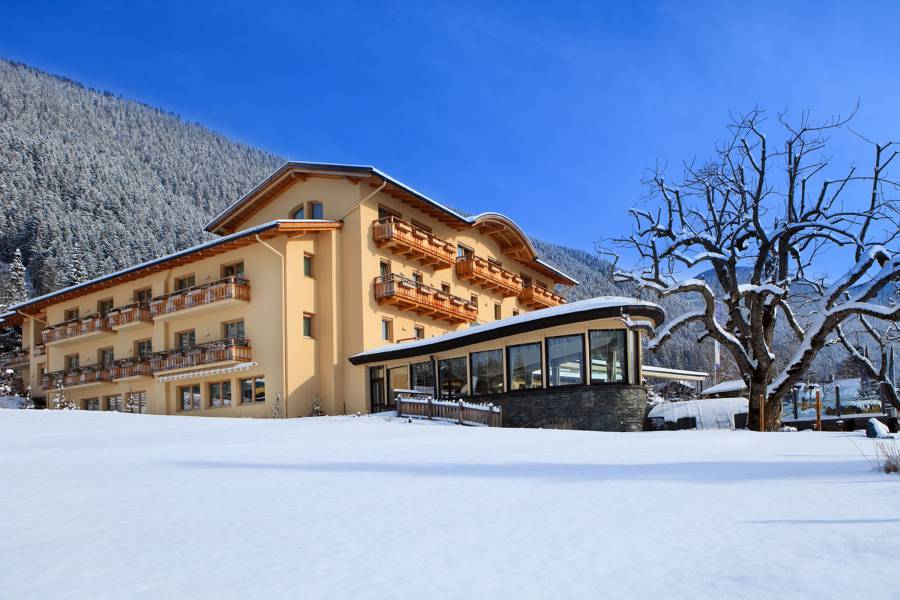 Strandhotel am Weissensee umgeben von Schnee